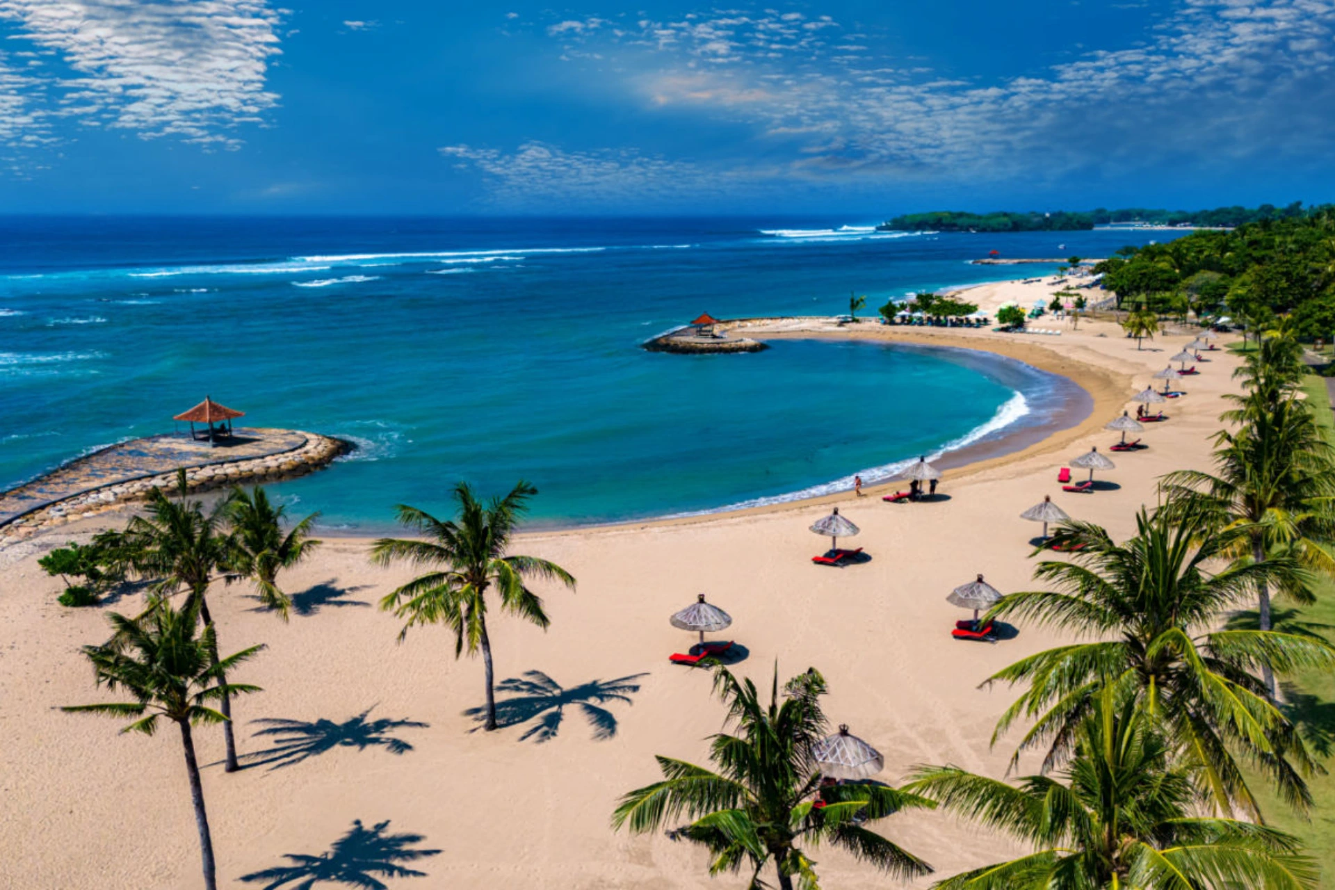 Plage de Nusa Dua, parasols et lagon turquoise