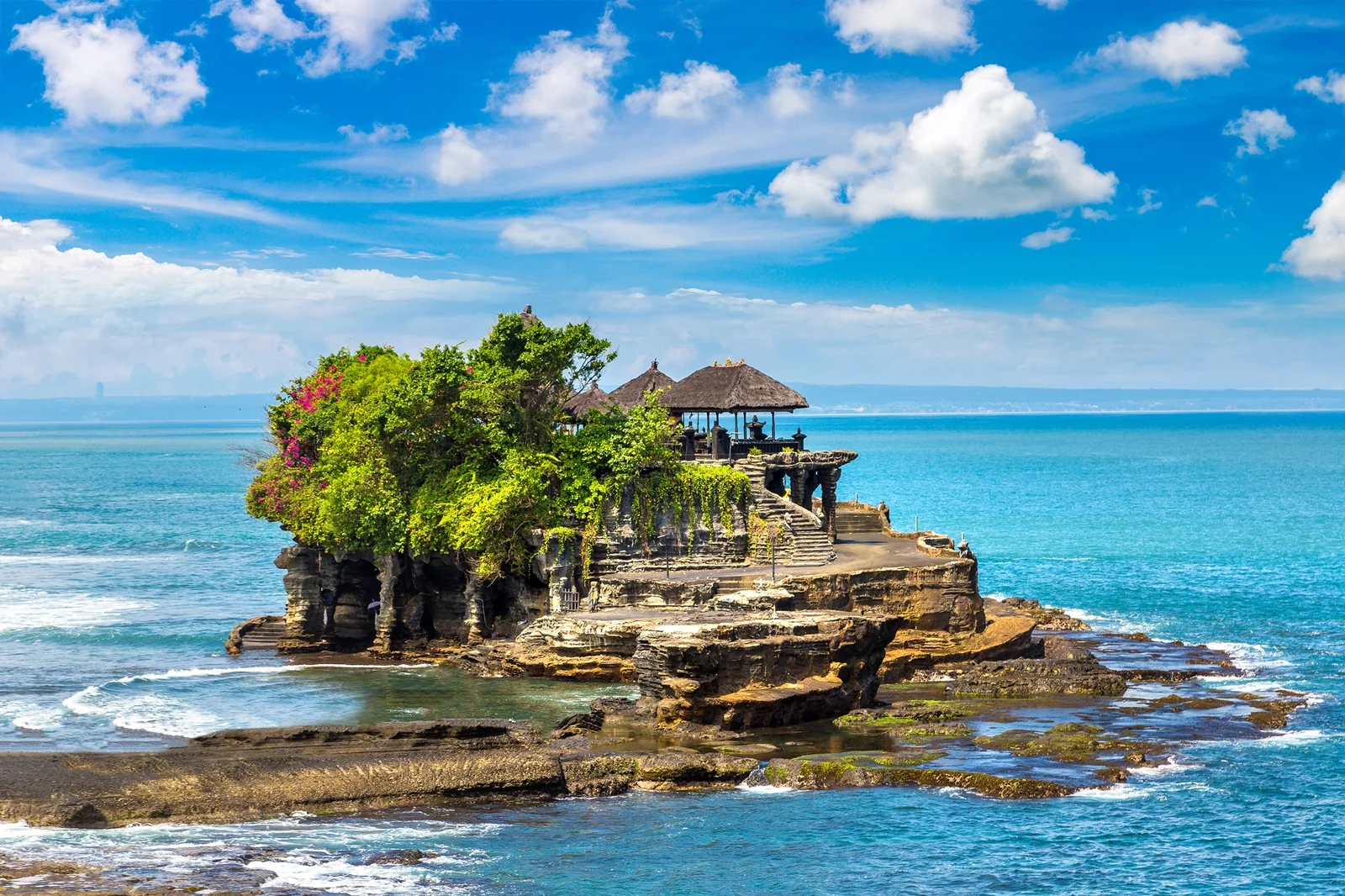 Temple Tanah Lot sur son rocher, côte ouest de Bali