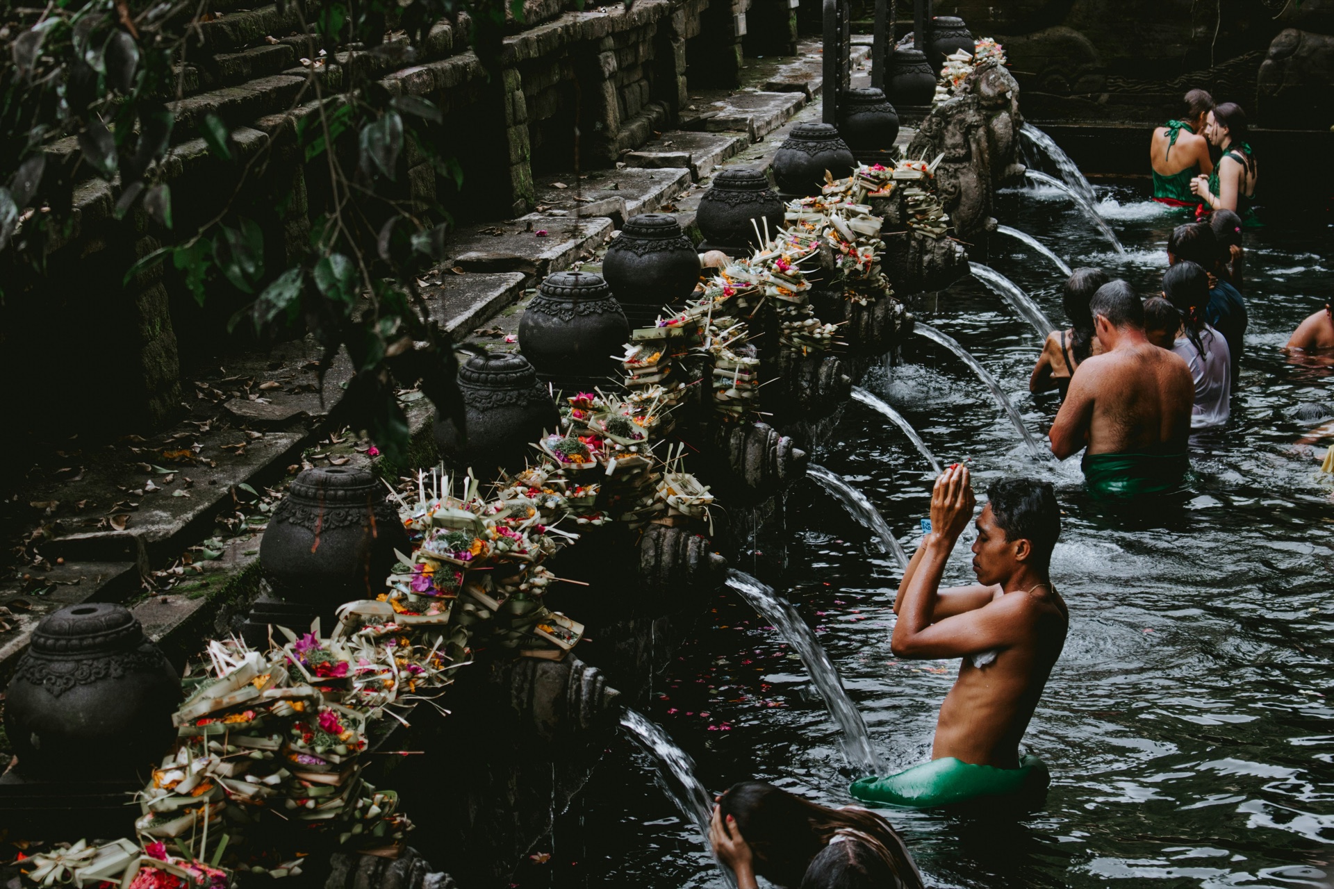 Rituel de purification Melukat aux fontaines sacrées de Tirta Empul