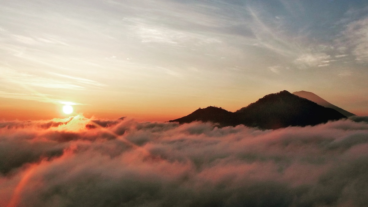 Lever du soleil au sommet du Mont Batur, mer de nuages sur la caldeira